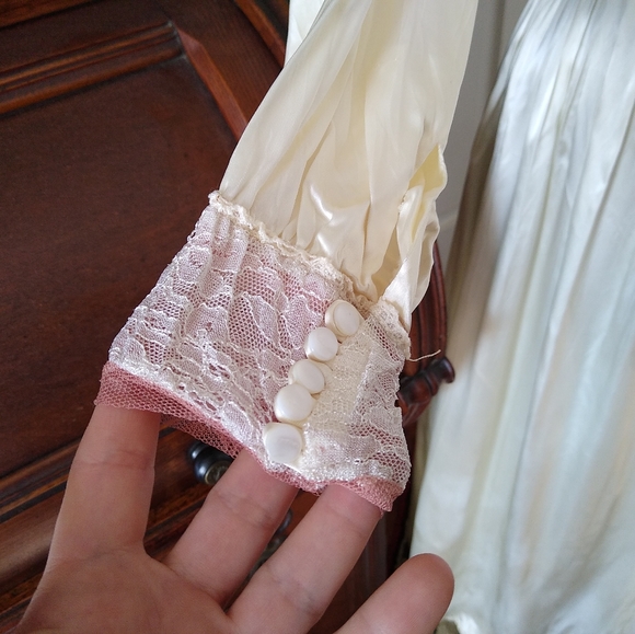 VINTAGE 1940s Ivory Satin and Pink Lace Dressing Gown Robe - Picture 6 of 14